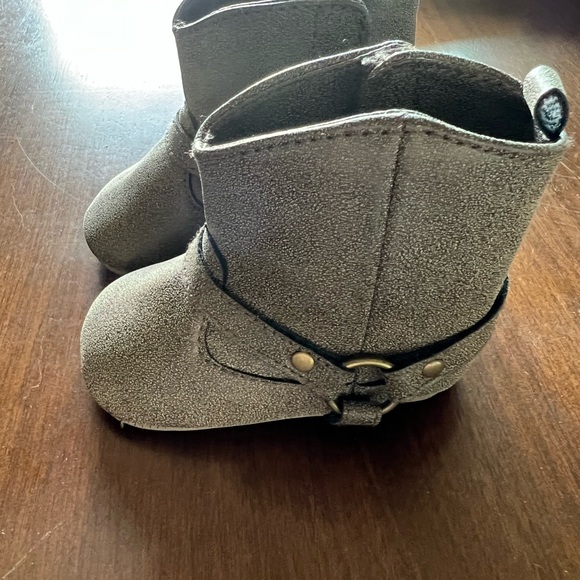 Carters size 3-6 months brown boots - Picture 2 of 5